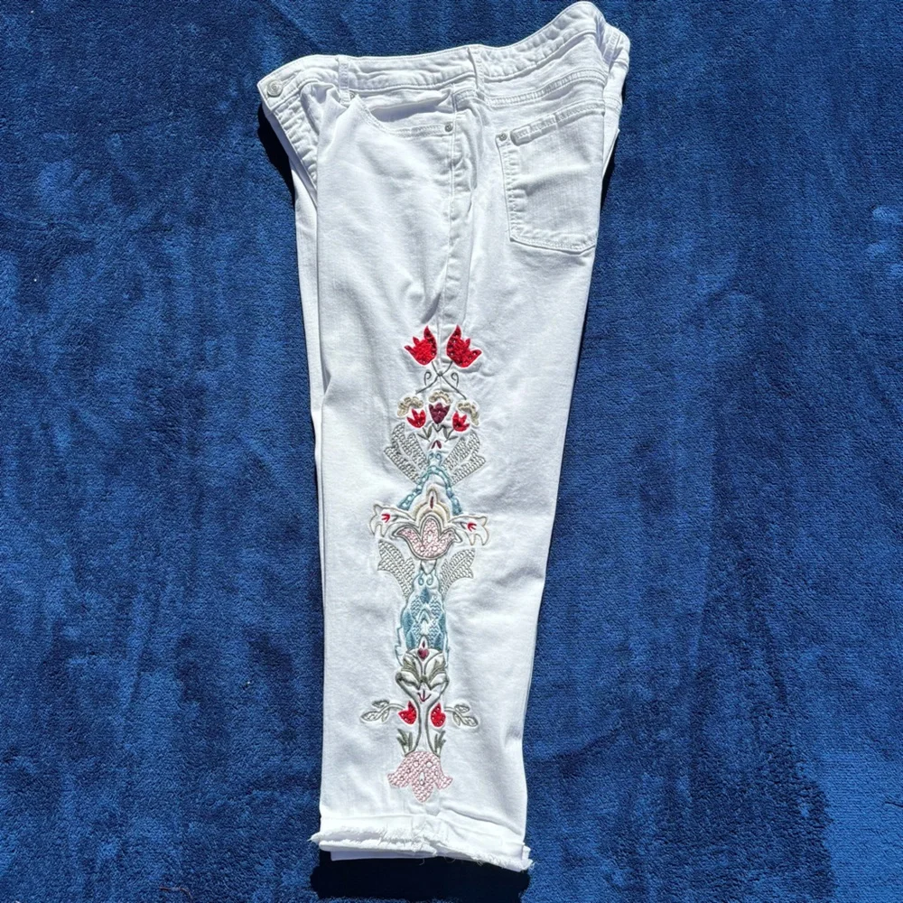 Nine West Jeans White Embroidered Chrystie Capri Women’s Size 14 💥Host Pick💥 - Picture 3 of 15